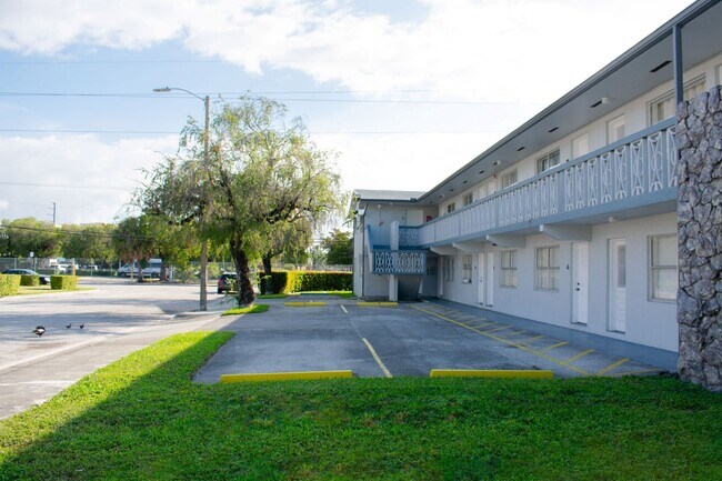 Foto del edificio - For Rent 2/1 Apartment for $1,850 Near Mia...