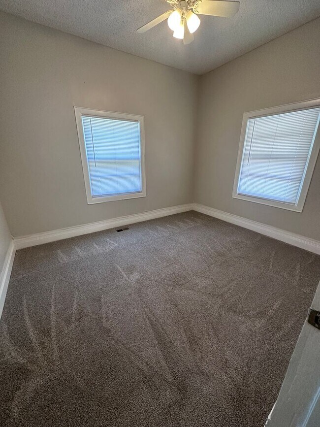 Foto del edificio - $895 - 3 bedroom/ 1 bathroom -Single famil...
