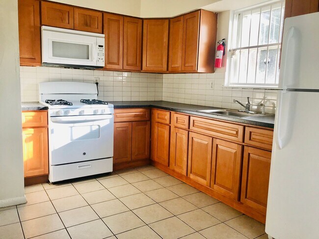 Foto del edificio - Spacious 6-Bed End of Group Townhouse by T...