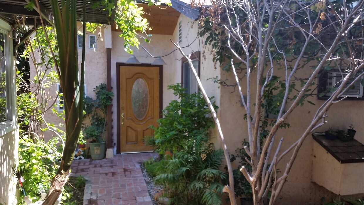 entrance - 8545 Kelvin Ave