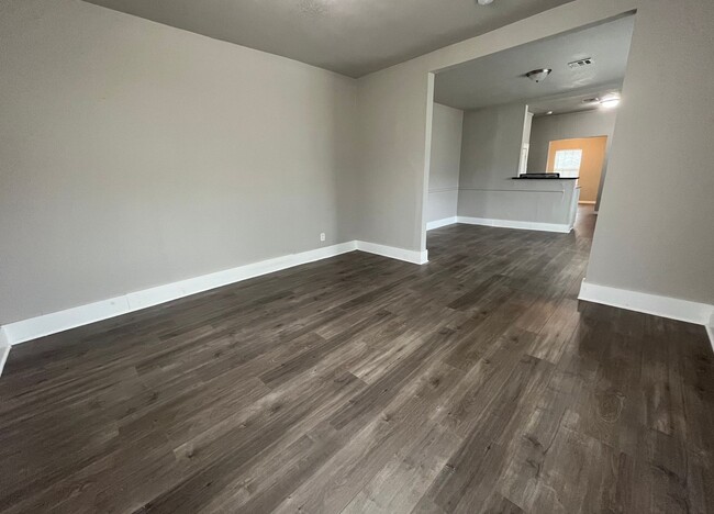 Building Photo - 3 bedroom 2 bath!
