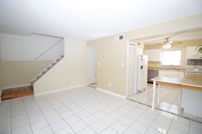 Foto del edificio - 2-Bedroom Waterfront Townhouse with Community Pool – Available 11/26