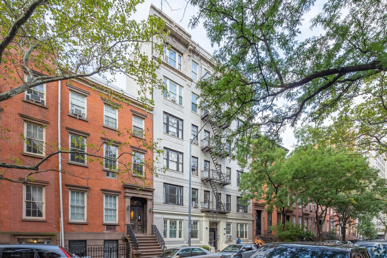 Foto principal - 334 W 22nd St