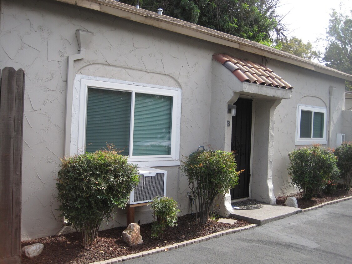 Primary Photo - 344 W Highland Ave