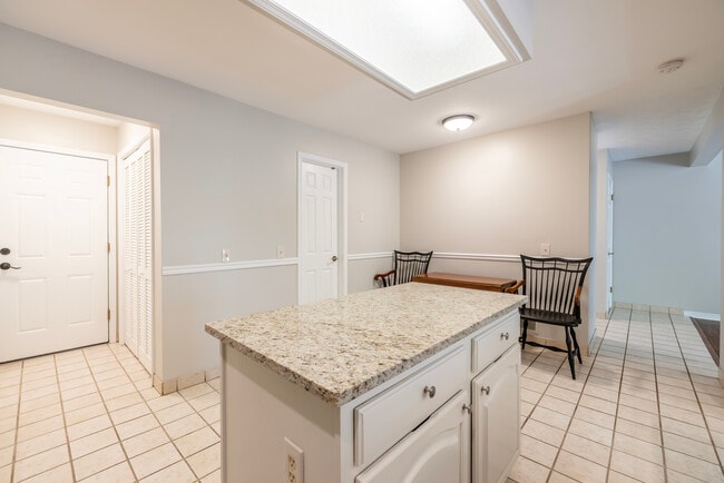 Foto del edificio - 1185 Ridge Crest Dr