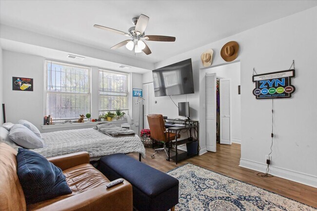 Foto del edificio - 3727 N Pine Grove Ave