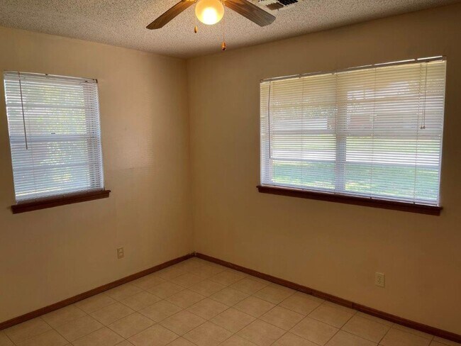 Building Photo - Brand New paint no carpet! Clean and ready...