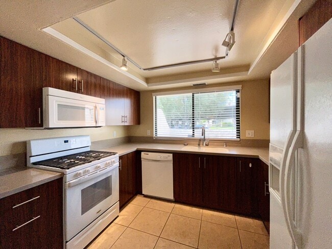 Building Photo - AVAILABLE NOW!! Stunning 3 Bedroom 2 Bathr...