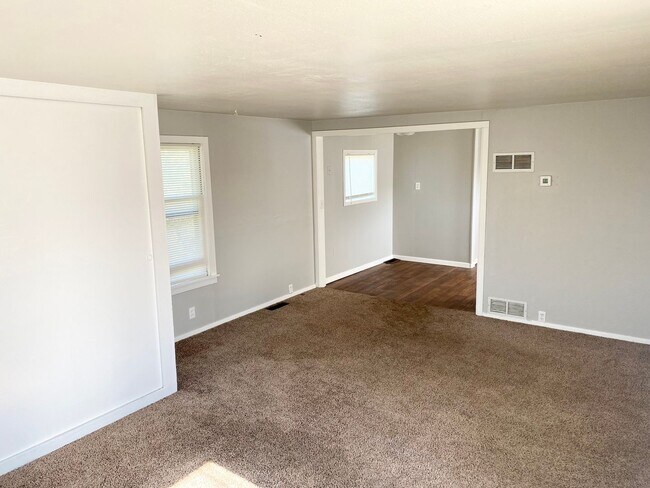 Foto del edificio - 1900 W Division