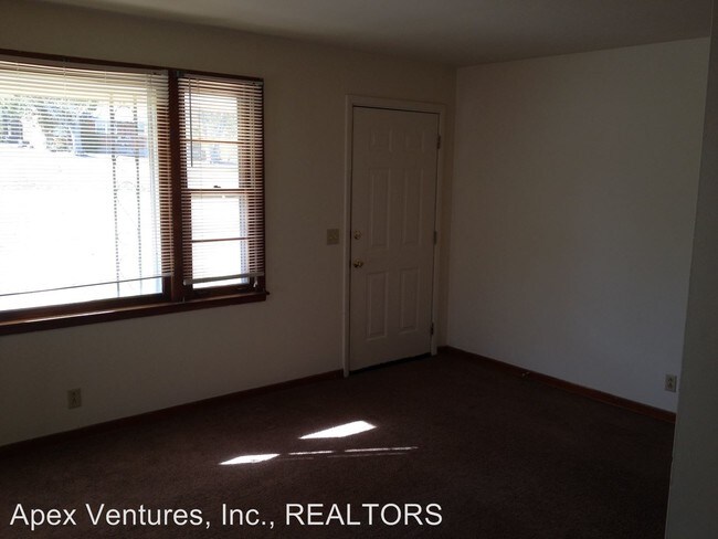 Building Photo - 113 Crestview Dr