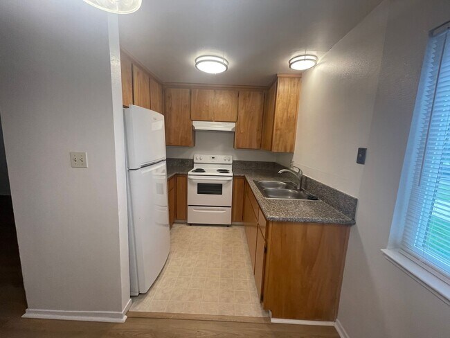 Building Photo - ***500 Rent Credit if Moved in by April 1st!***2 Bedroom Downstairs Unit in Rancho Cordova Availa...