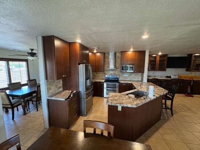 Foto del edificio - 7249 W Sunnyside Dr