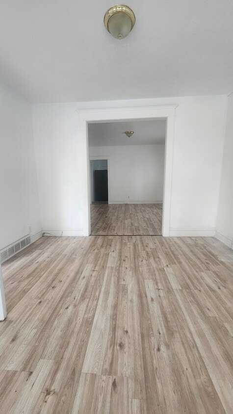 Building Photo - 123 Maple Ave