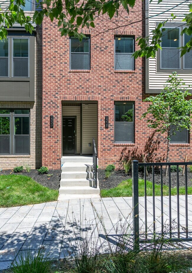Foto del edificio - Elegant Townhome Living Near Herndon Conveniences