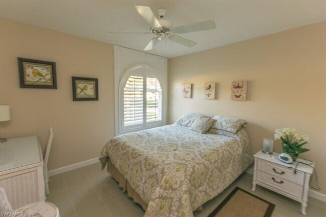 Building Photo - This well-furnished and charmingly updated condo is the perfect affordable place for your seasona...