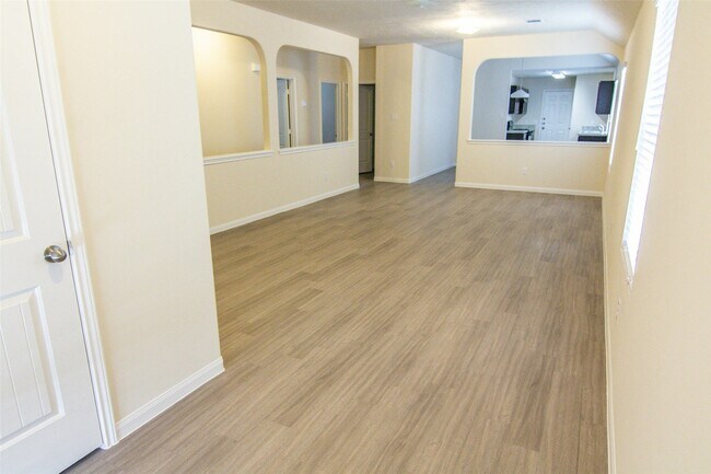 Foto del edificio - 909 Ember Wood Ct