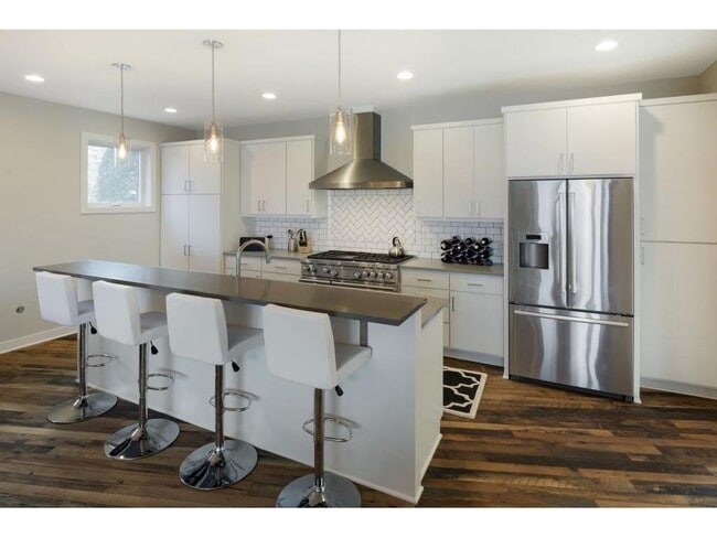Foto del edificio - 1952 Shorewood Ln