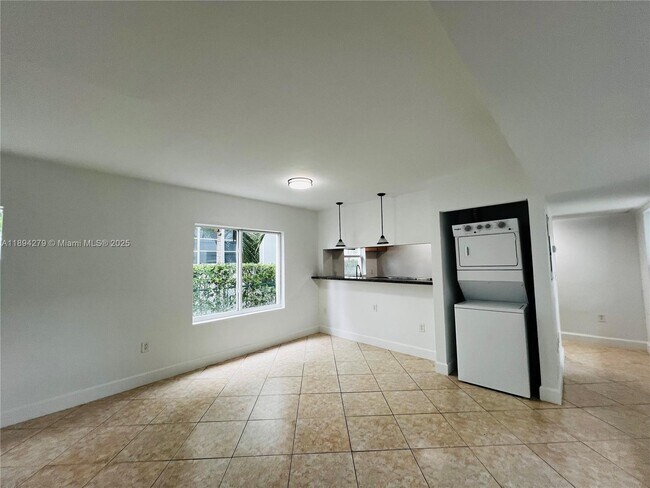 Building Photo - 950 Bay Dr