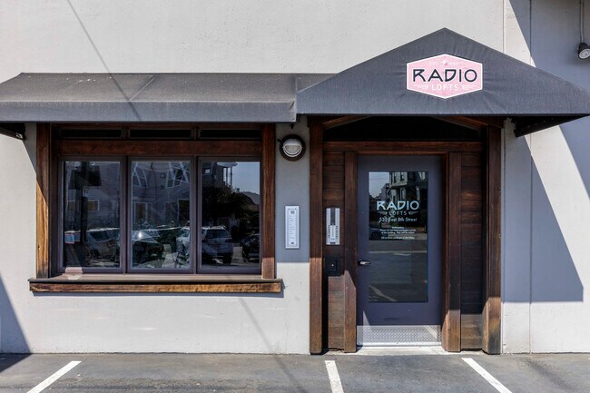 Foto del edificio - 530 E 8th St