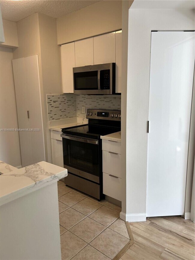 Foto del edificio - 17150 N Bay Rd