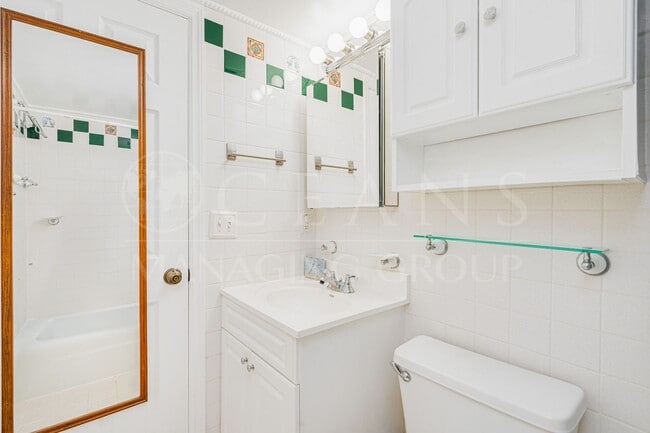 Building Photo - 2 BED/ 1 BATH CONDO STEPS FROM THE OCEAN