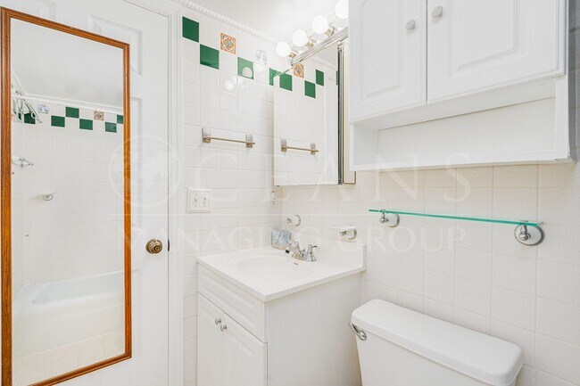 Foto del edificio - 2 BED/ 1 BATH CONDO STEPS FROM THE OCEAN
