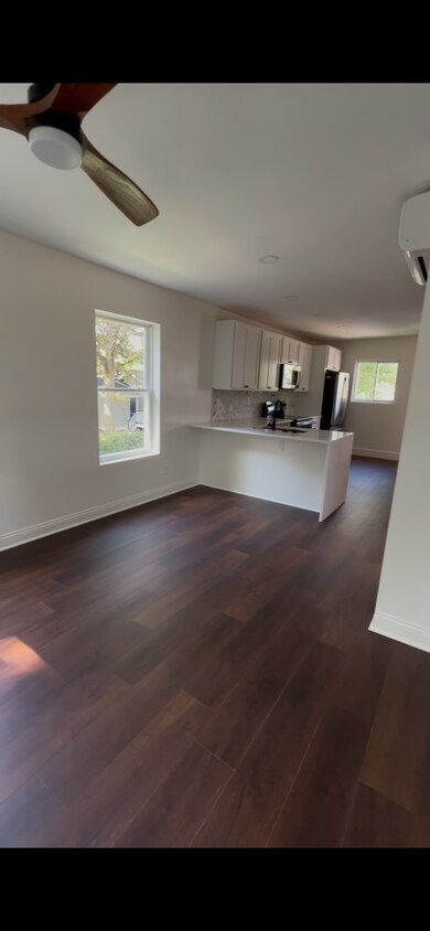 Foto principal - 2133 Napoleon St