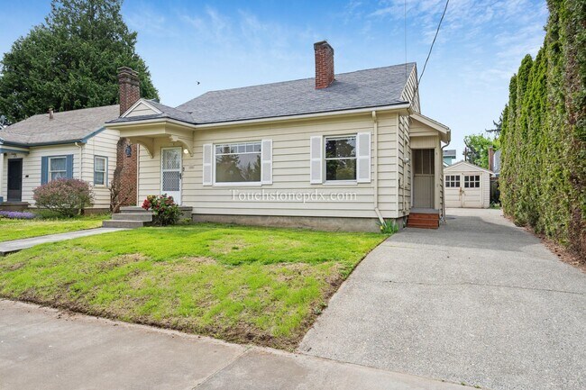 Building Photo - Classic Rose City Park 3 Bedroom Home with Wood Burning Fireplace