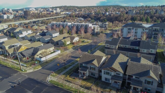 Building Photo - Kendall Yards, 2 Bedroom Townhouse, Over-s...