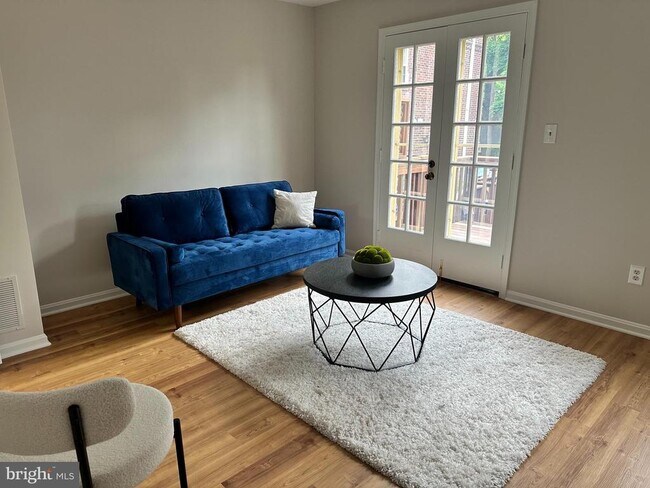 Foto del edificio - 4847 Chevy Chase Dr
