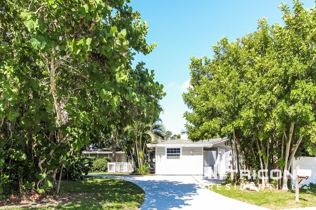 Building Photo - 5560 Waneta Pl
