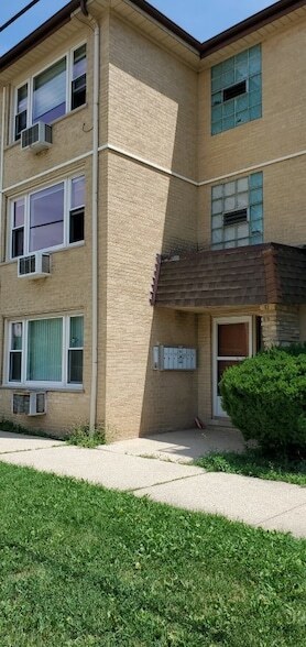 Building Photo - 8758 W Berwyn Ave