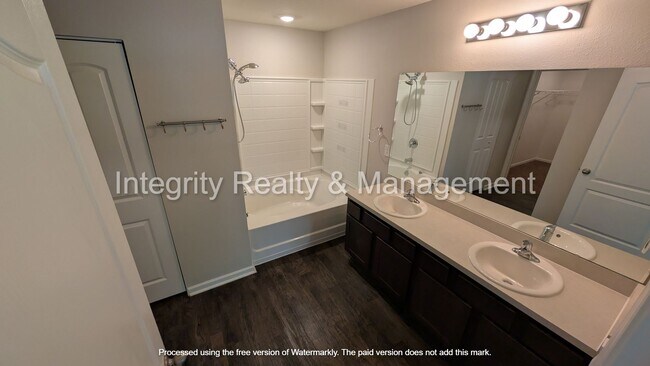 Foto del edificio - Spacious 4-bedroom, 2-bathroom home