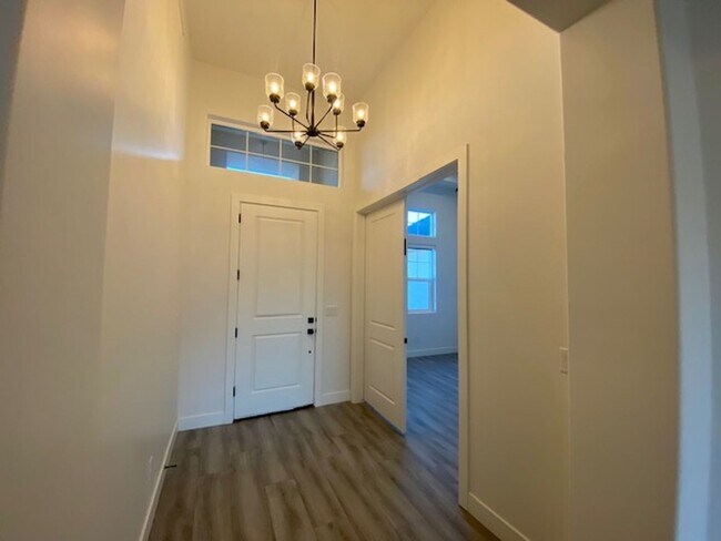 Foto del edificio - SPACIOUS HOME FOR RENT!