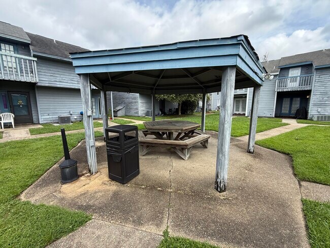 Foto del edificio - 1325 Greendale Ave