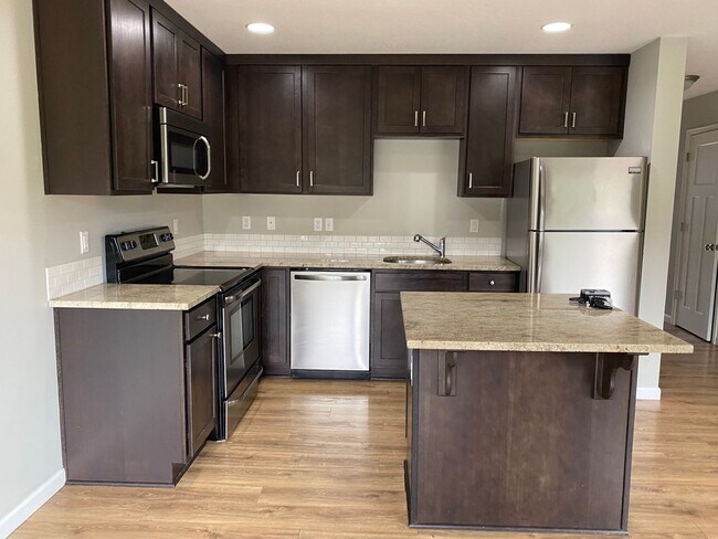Building Photo - Beautiful newer 3br 2.5ba  home in Sandy, ...