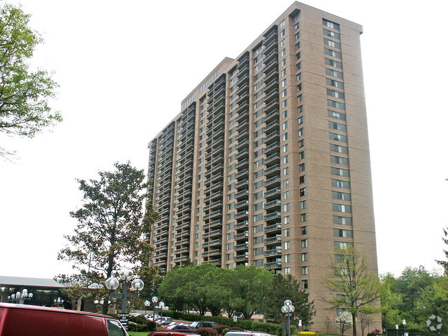 Building Photo - Skyline House