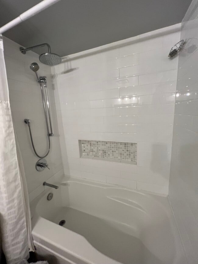 Photo du bâtiment - 1066 8th Av E