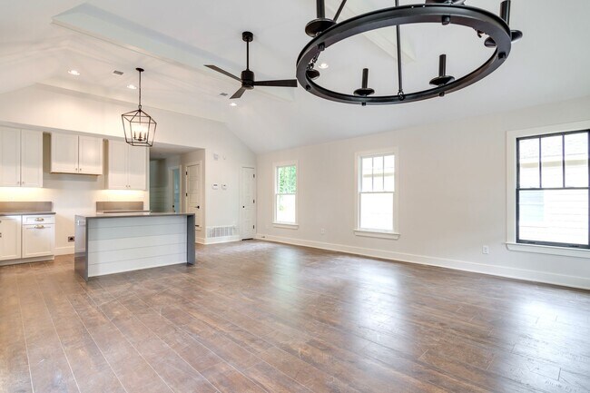 Building Photo - Gorgeous 3 Bedroom Cottage Style Home