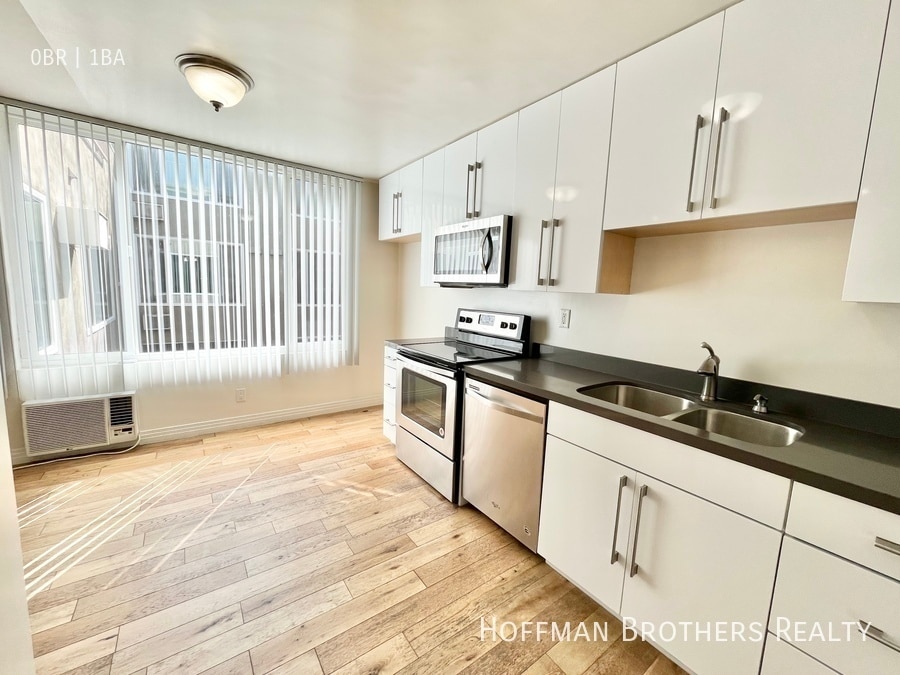 Building Photo - 400 S Berendo St