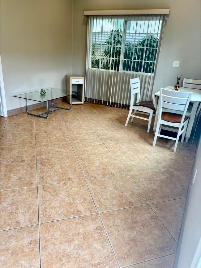 Building Photo - 5849 White Oak Ave