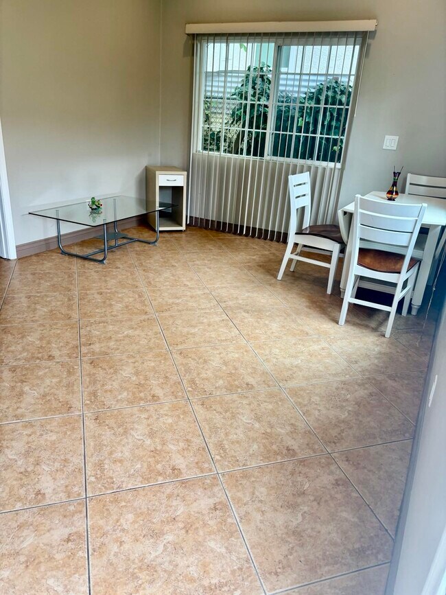 Foto del edificio - 5849 White Oak Ave