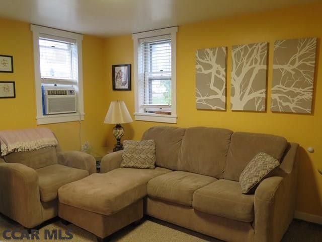 Family room - 234 Locust Ln