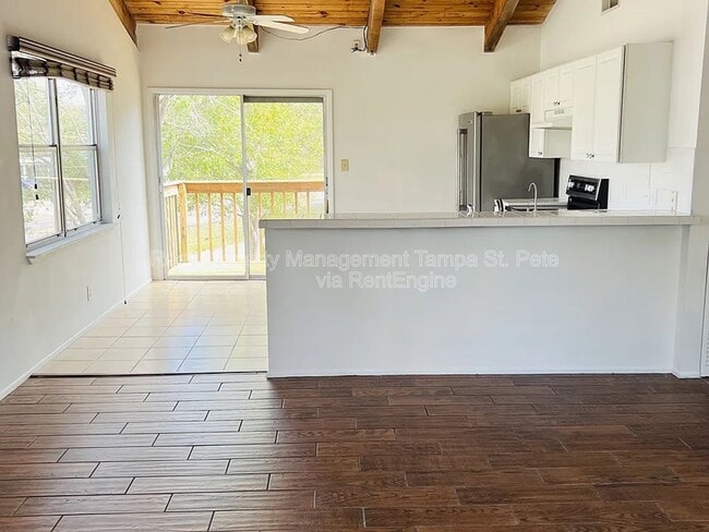 Building Photo - 805 St Petersburg Dr W