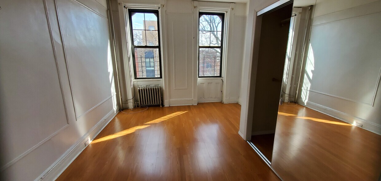 Primary Photo - 729 Monroe St
