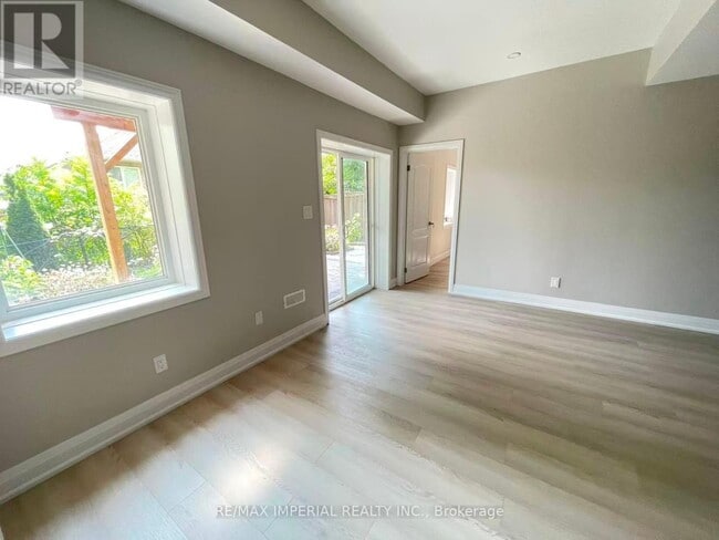 Building Photo - 135 Aikenhead Ave