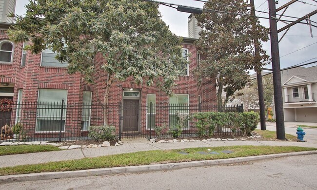 Building Photo - MOVE IN READY!! 2 BEDROOM, 2.5 BATH TOWNHO...