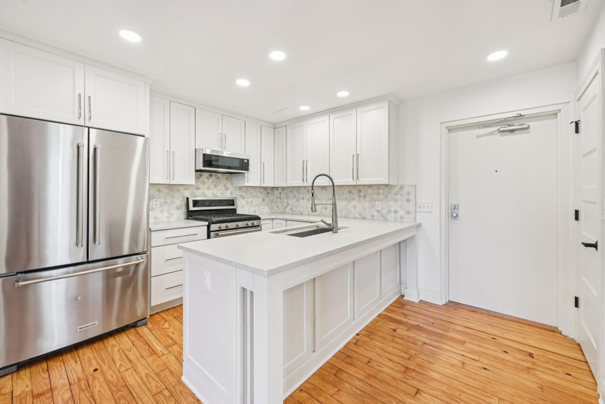 Primary Photo - 692 N High St