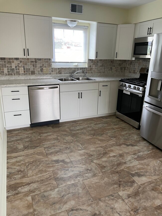 Kitchen - 124 Davis St