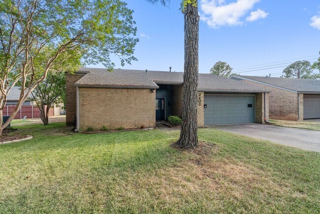 Foto del edificio - Captivating 3-Bedroom Escape with Private Deck & HOA Pool Access in Grand Prairie!